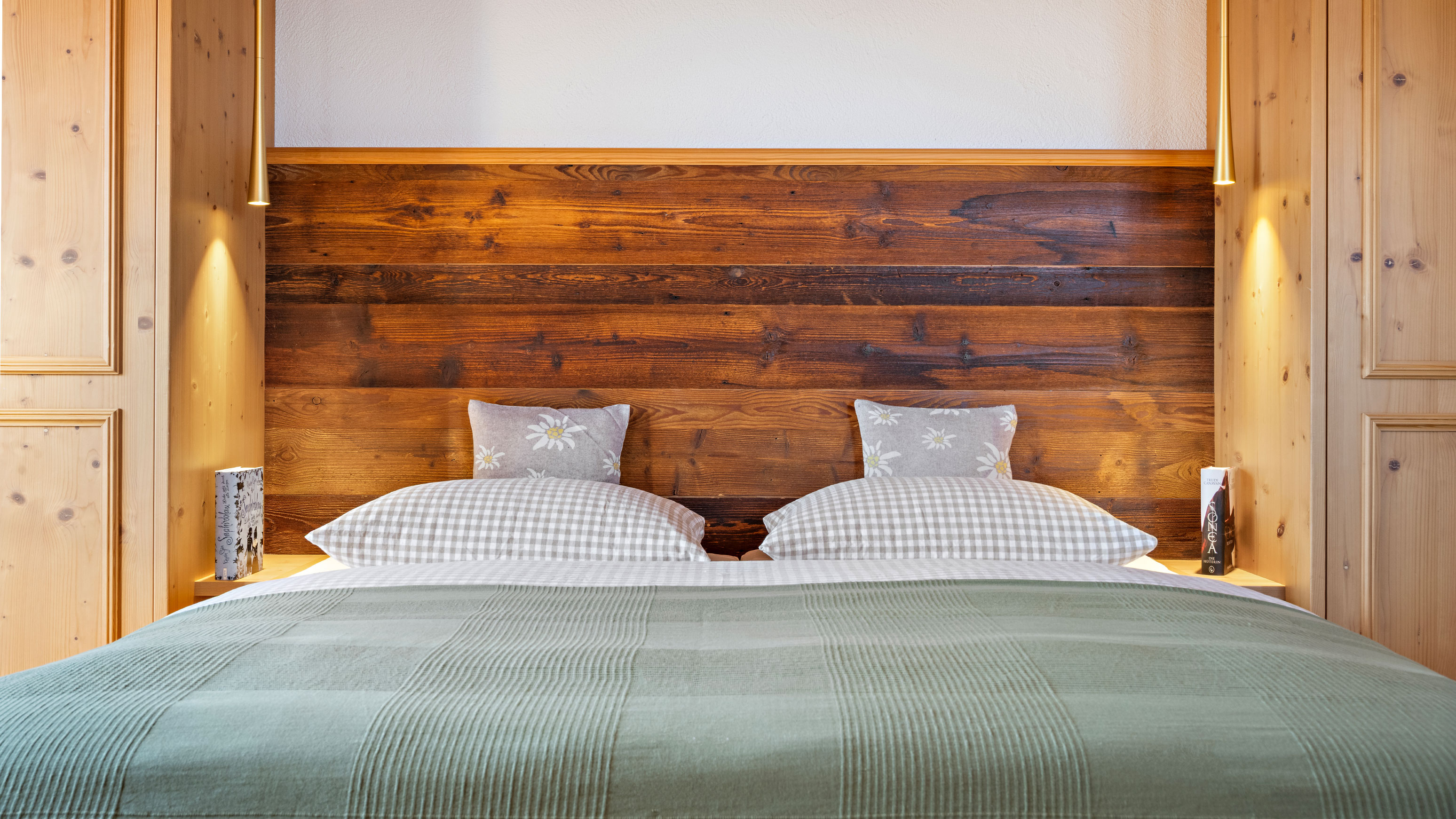 Gemütliches Zimmer mit Holzdetails im Hotel Bergsonne