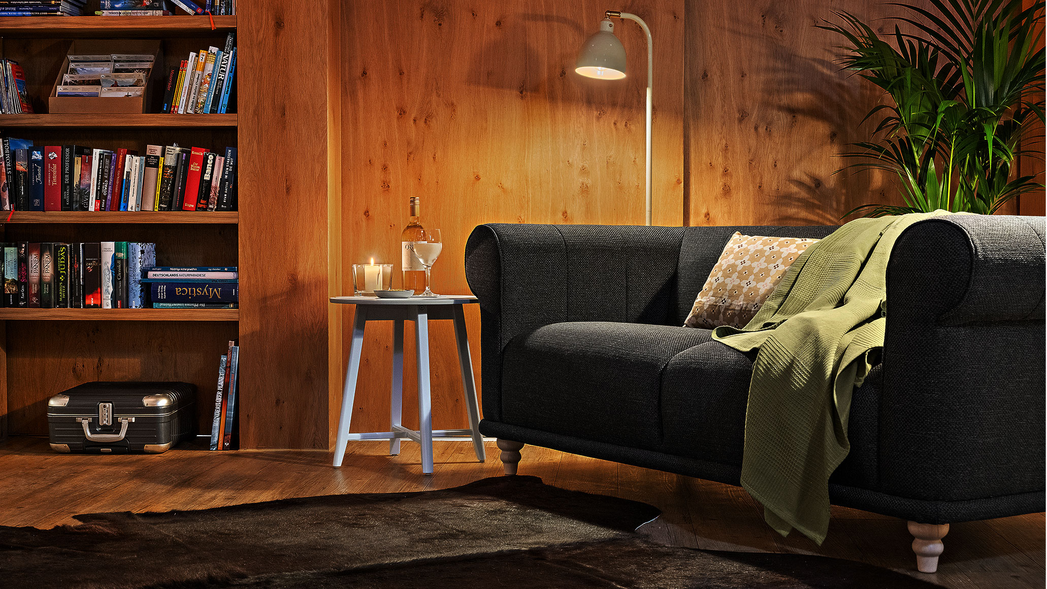 Gemütliche Lounge mit Sofa im Hotel Bergsonne am Abend