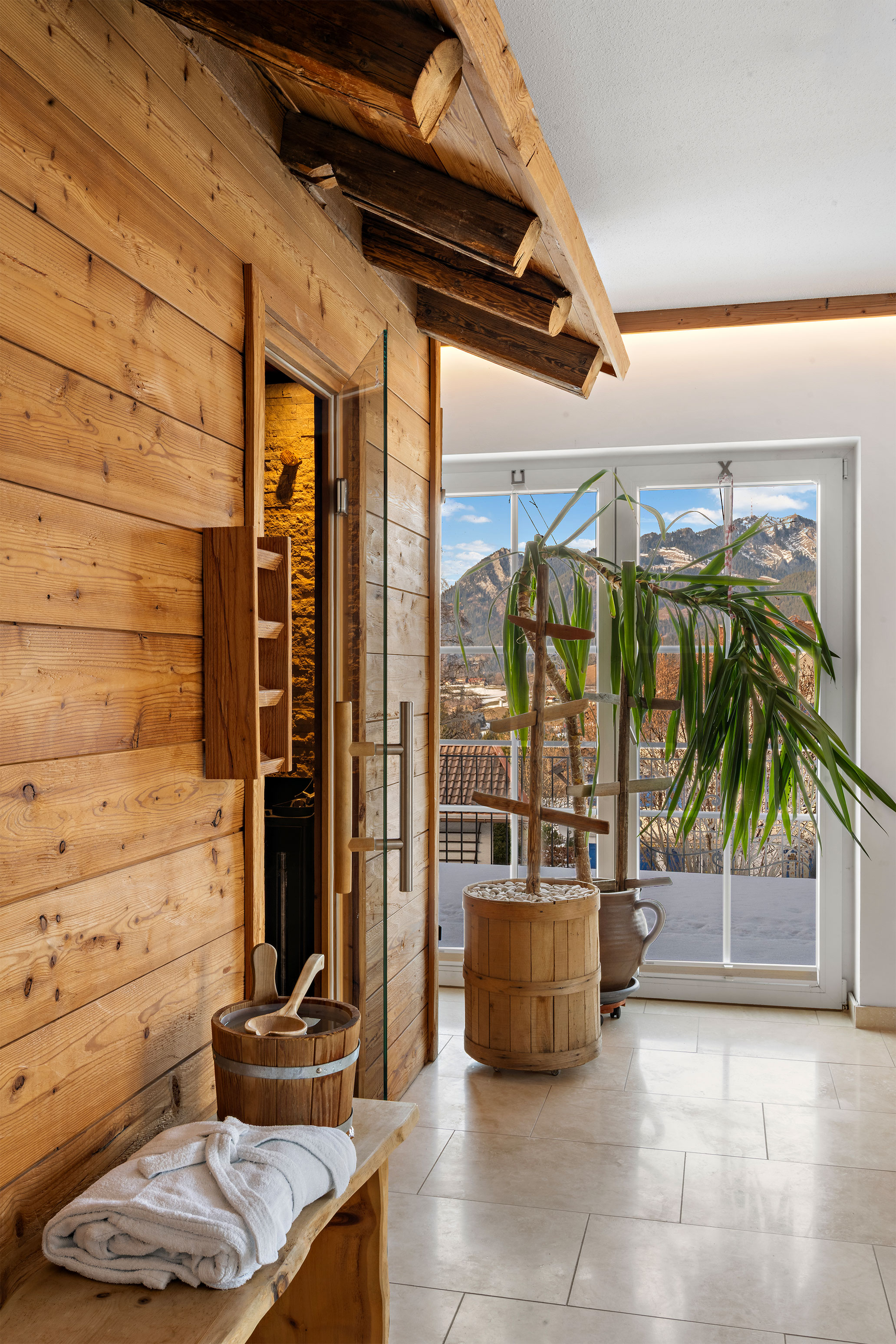 Sauna Nahaufnahme bei Tag im Hotel Bergsonne Allgäu
