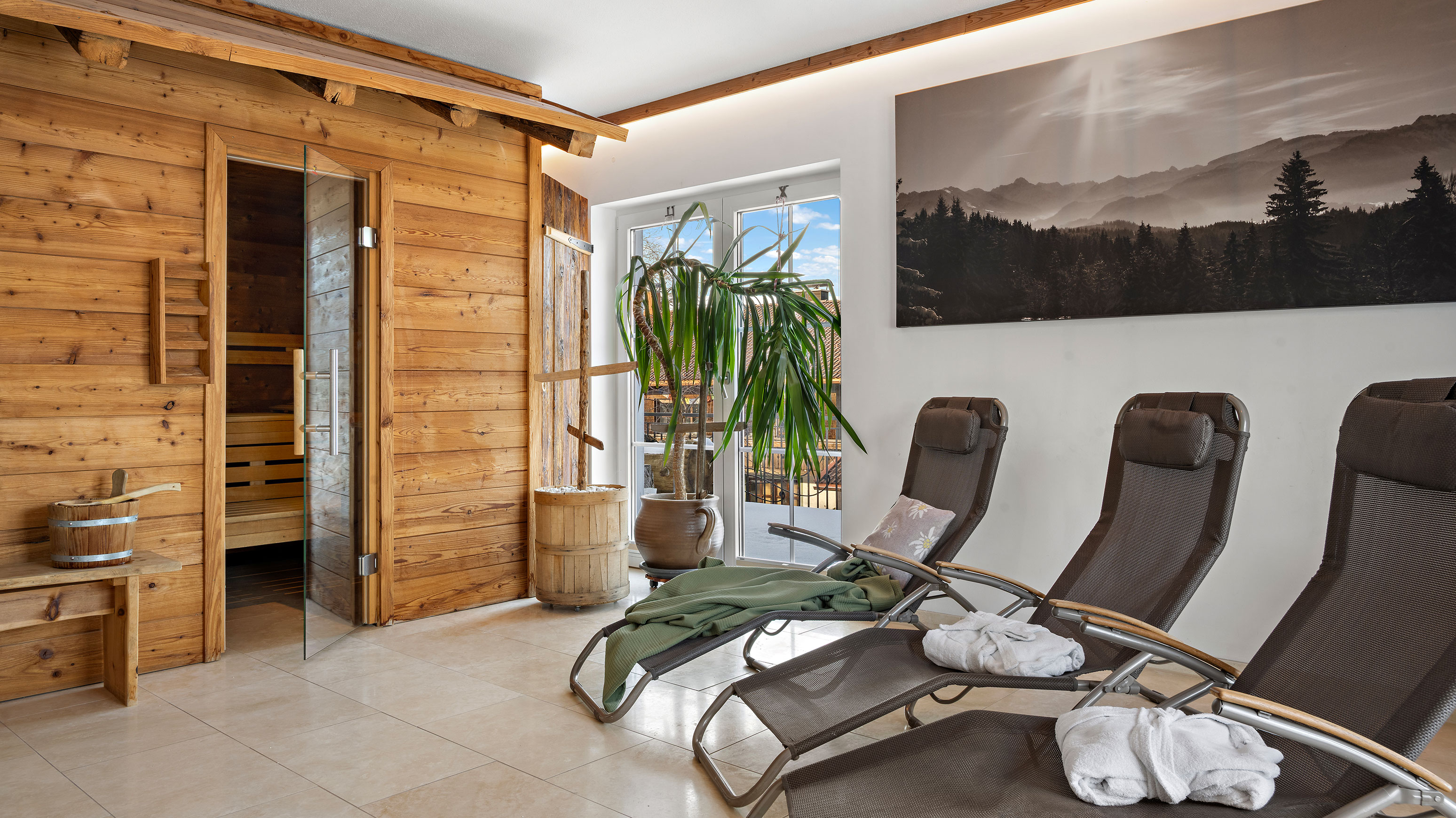 Ruhebereich der Sauna im Hotel Bergsonne Allgäu